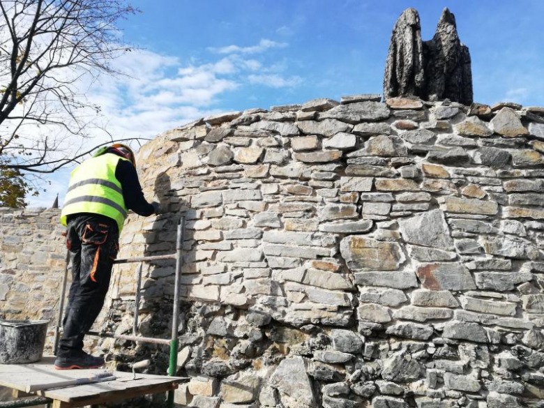 Trwają prace remontowe i konserwatorskie przy odcinku XIII-XIV-wiecznych murów obronnych
