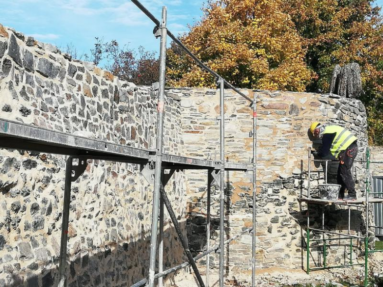 Trwają prace remontowe i konserwatorskie przy odcinku XIII-XIV-wiecznych murów obronnych