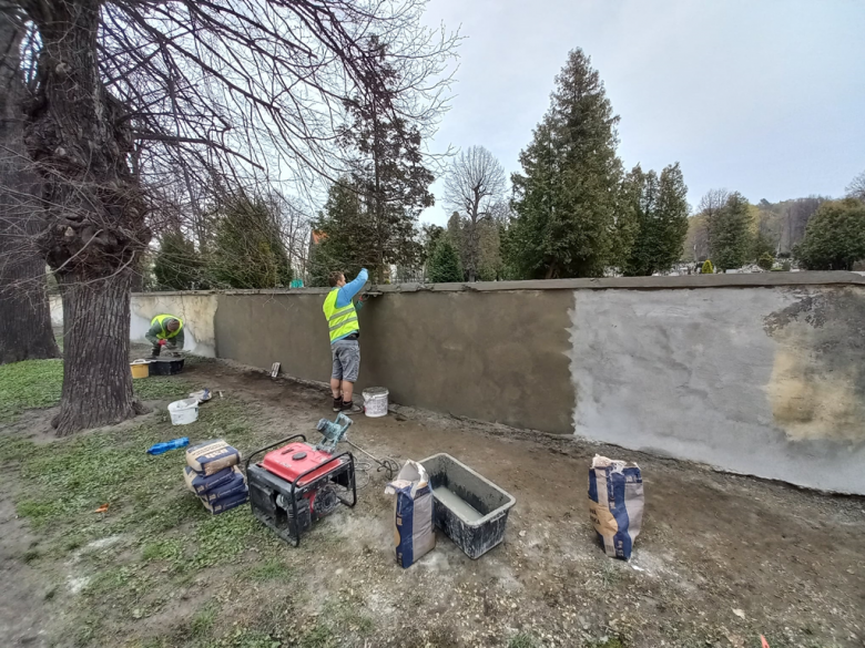 Remont muru cmentarnego w Ziębicach