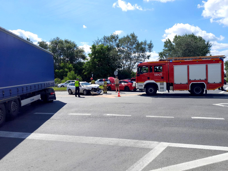 Zderzenie dwóch osobówek na skrzyżowaniu ul. Legnickiej z krajową ósemką