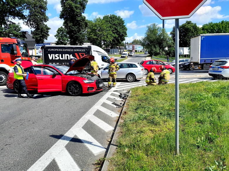 Zderzenie dwóch osobówek na skrzyżowaniu ul. Legnickiej z krajową ósemką