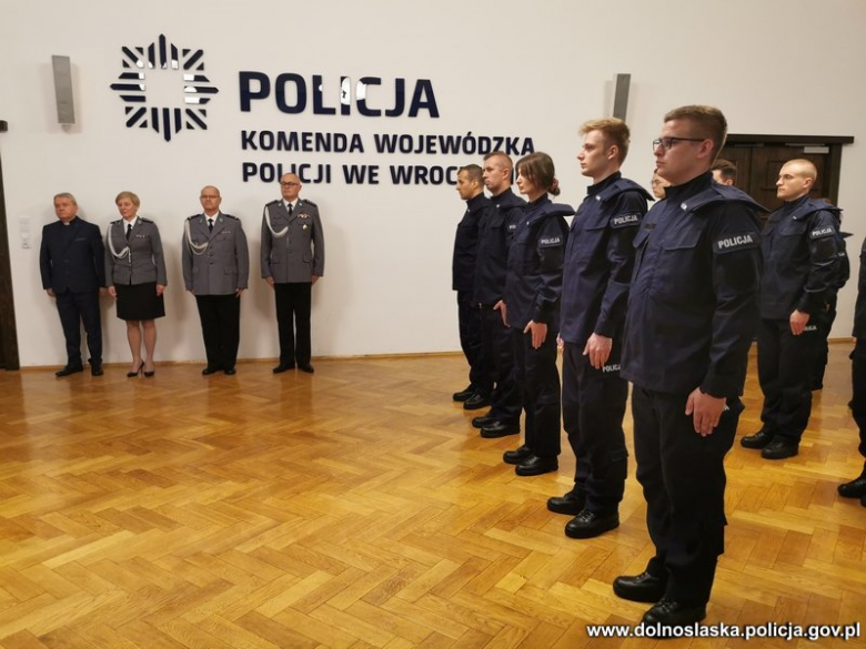 24 czerwca w stolicy województwa dolnośląskiego nowi adepci sztuki policyjnej odebrali akty ślubowania z rąk Komendanta Wojewódzkiego Policji we Wrocławiu