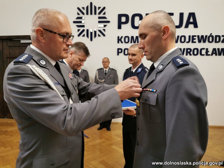 24 czerwca w stolicy województwa dolnośląskiego nowi adepci sztuki policyjnej odebrali akty ślubowania z rąk Komendanta Wojewódzkiego Policji we Wrocławiu