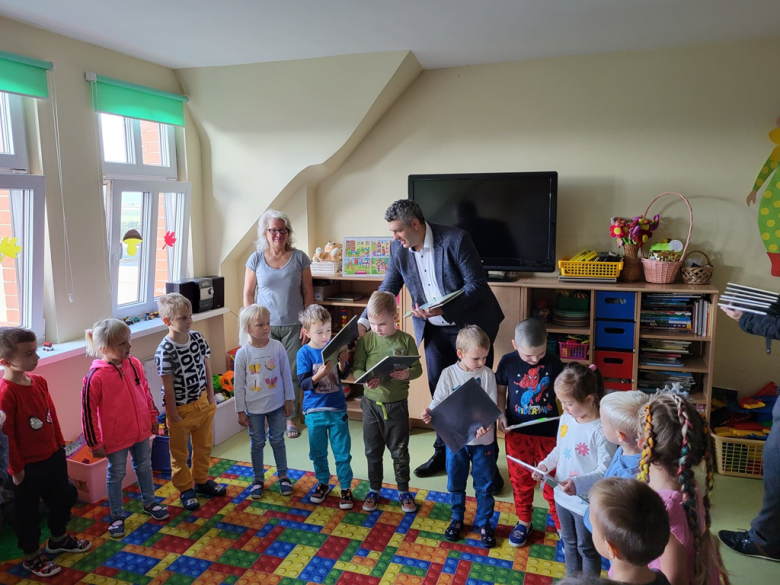 Burmistrz Ząbkowic Śląskich złożył życzenia przedszkolakom oraz wręczył upominki z okazji ich święta