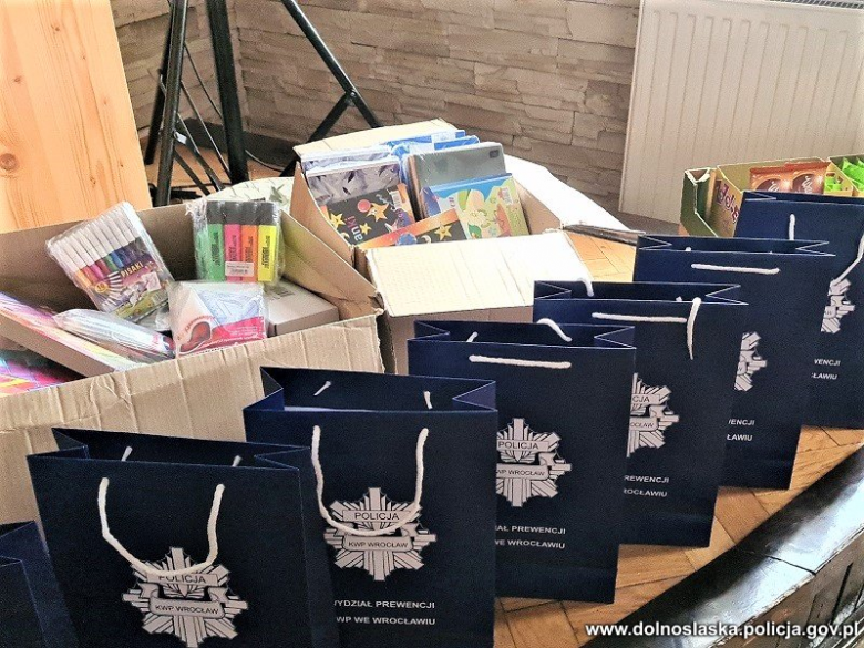 Policjanci kupili i przekazali wyprawkę szkolną dla ukraińskich dzieci z DWD w Bardzie
