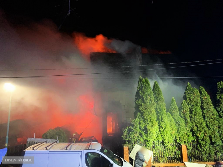 Pożar domu w Kamieńcu Ząbkowickim. Z ogniem walczy kilkudziesięciu strażaków