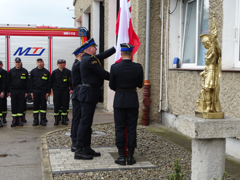 Po uroczystym podniesieniu flagi odbyło się ślubowanie trzech nowych funkcjonariuszy Komendy Powiatowej Państwowej Straży Pożarnej w Ząbkowicach Śląskich