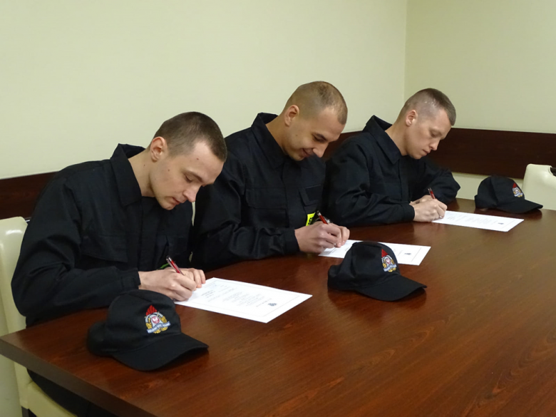 Po uroczystym podniesieniu flagi odbyło się ślubowanie trzech nowych funkcjonariuszy Komendy Powiatowej Państwowej Straży Pożarnej w Ząbkowicach Śląskich