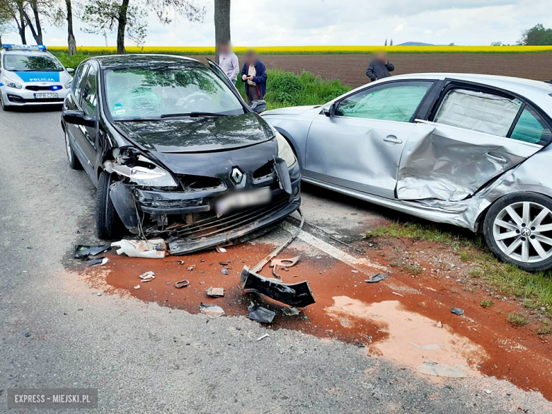 Zderzenie dwóch osobówek na drodze wojewódzkiej nr 385 między Stolcem a Ząbkowicami Śląskimi