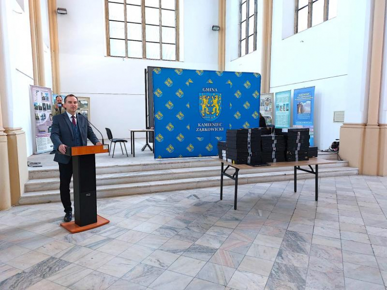 Kilkudziesięciu uczniów z gminy Kamieniec Ząbkowicki otrzymało laptopy