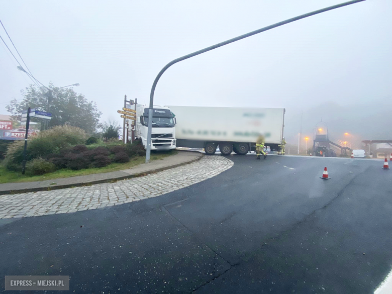 Samochód ciężarowy wypadł z drogi w Bardzie