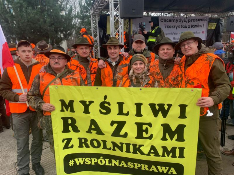 Myśliwi z Koła Łowieckiego „Jeleń” w Kamieńcu Ząbkowickim protestowali w Warszawie
