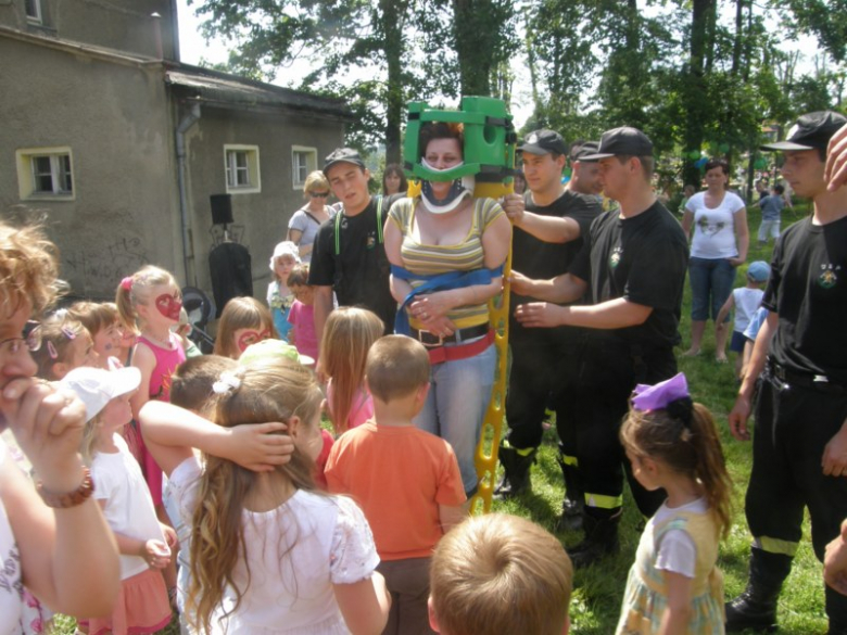 Pokaz strażacki w wykonaniu OSP Bardo dla dzieci z przedszkola