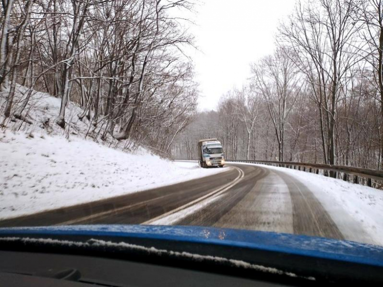 Opady śniegu i kolizje na drogach. Policja apeluje o ostrożność
