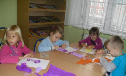 Dzieci rzeźbią w plastelinie i glinie