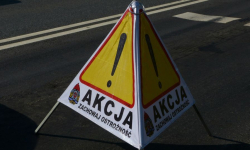 Volkswagen uderzył w słup energetyczny