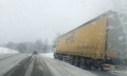 Obfite opady śniegu powodują utrudnienia
