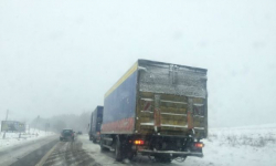 Ślisko na drogach. Apelujemy o ostrożność
