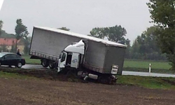 Tir w rowie. Naczepa blokuje drogę krajową nr 39