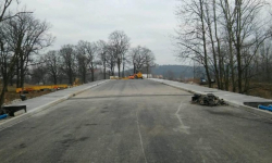 Bariery energochłonne nie dotarły na czas. - Most był kilka dni otwarty - twierdzi rzecznik DSDiK