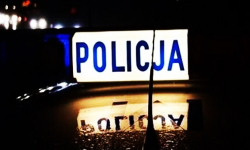 Najpierw uszkodził dwa pojazdy. Podczas zatrzymania krzyczał „piekło” i próbował kopać policjantów