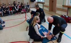 Strażacy-zawodowcy edukowali najmłodszych w zakresie udzielania pierwszej pomocy