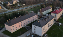 Bloki w Szklarach Hucie z nowymi chodnikami, placem i drogą