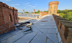 Kolejny etap wymiany pokrycia dachowego na Pałacu Marianny Orańskiej