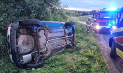 Zjechał z drogi i wpadł do rowu
