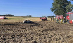 Pożar auta i ścierniska w Przedborowej