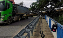 Samochód ciężarowy zahaczył o przewód telekomunikacyjny. Są utrudnienia