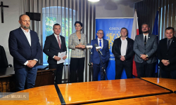 Podpisano umowy na modernizację kompleksu sportowego i ul. Nauczycielskiej w Kamieńcu Ząbkowickim