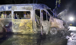 W nocy w Ziębicach spłonął ford transit