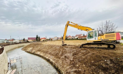 Oczyszczają rzekę i zabezpieczają mur oporowy