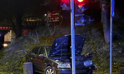 Szalona jazda 21-latka po Ząbkowicach Śląskich. Uderzył w sygnalizator i inne auto. Miał narkotyki