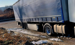 Lód spadał z dachu ciężarówki i powodował zagrożenie na krajowej ósemce. Kierowca otrzymał mandat