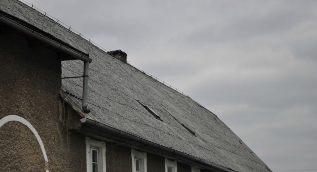 Dach CKiP pokryty jest eternitem, który zawiera szkodliwy dla zdrowia azbest