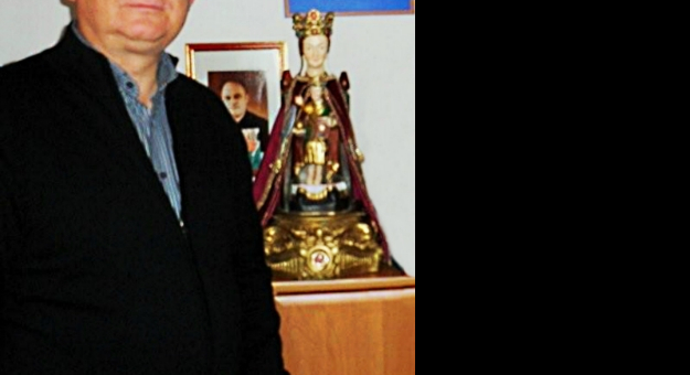Obecny proboszcz parafii Mirosław Grakowicz z cudowną figurką Matki Bożej Bardzkiej