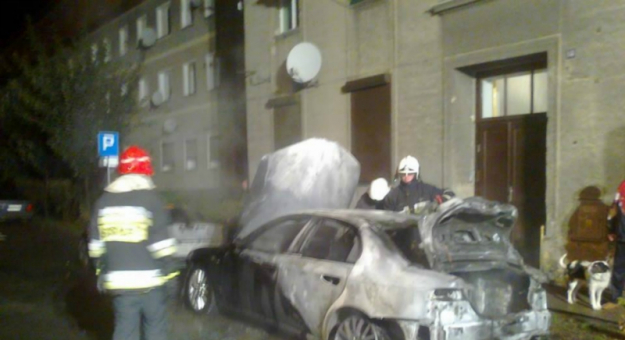 Właściciel pojazdu twierdzi, że gdyby strażacy przybyli szybciej, to auto sąsiada nie spłonęłoby