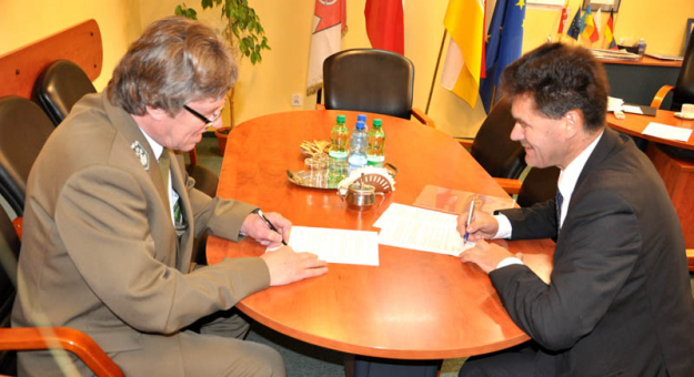 Roman Fester wraz z Józefem Wojciechowskim podpisali umowę