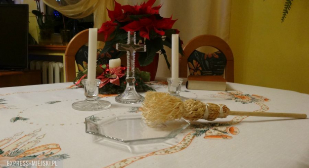 Na stole podczas kolędy powinny znajdować się krzyż, świece, woda święcona, kropidło oraz Pismo Św. 