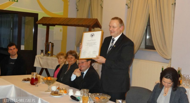 Burmistrz Krzysztof Żegański otrzymał od klubu UKS Black Skorpion Przyłęk podziękowanie za pomoc i wsparcie