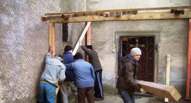 Parafianie rozpoczęli już pierwsze, bardzo wstępne prace, aby zabezpieczyć budynek teren