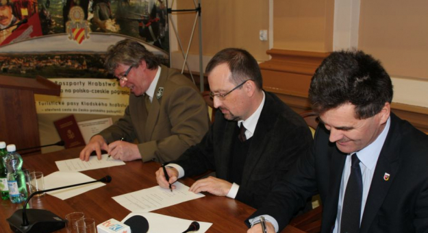 Józef Wojciechowski, Maciej Awiżeń i Roman Fester podczas podpisania porozumienia