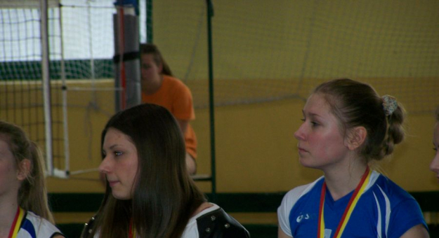 Natalia Kowacka i Weronika Jakubowska podczas ceremonii wręczenia medali