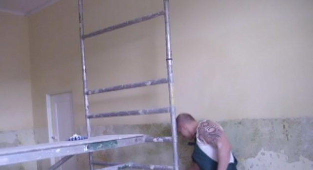 Więźniowie remontują pomieszczenia dla ofiar przemocy rodzinnej