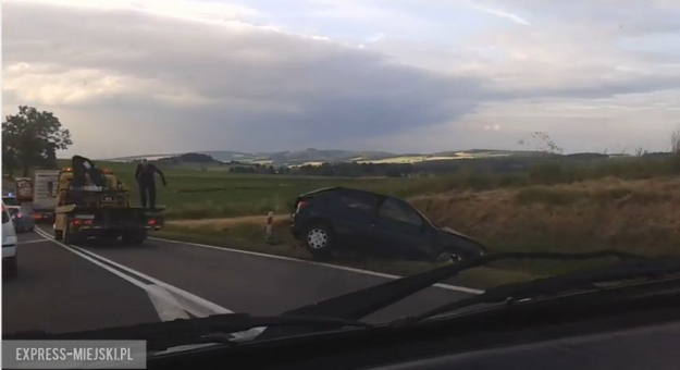 Dwie osoby jadące Peugeotem doznały drobnych obrażeń i opuściły pojazd o własnych siłach
