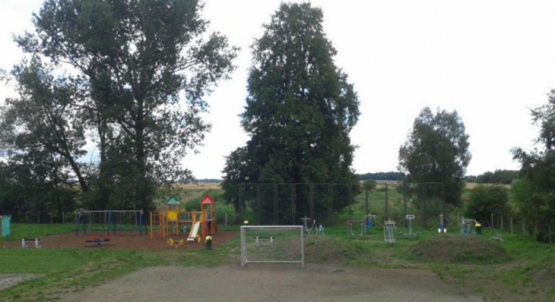 Tuż przy placu zabaw w Stoszowicach znajduje się mini-boisko do piłki nożnej