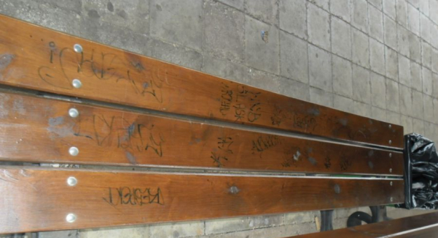 Popisane ławki na dworcu w Kamieńcu Ząbkowickim zostały niedawno zamontowane. To kolejny akt wandalizmu w powiecie ząbkowickim
