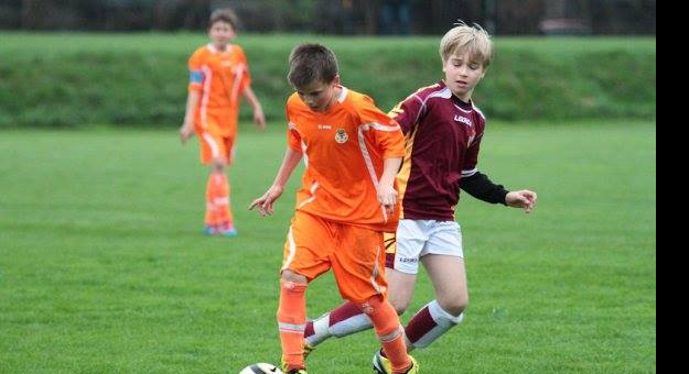 13-letni Jakub Sypek (na zdjęciu w pomarańczowej koszulce) jest uważany za spory talent